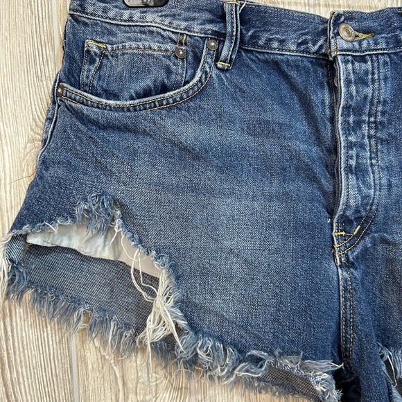 We The Free Distressed Exposed Pocket Jean Shorts with Frayed Hem Size 31 - Picture 11 of 15